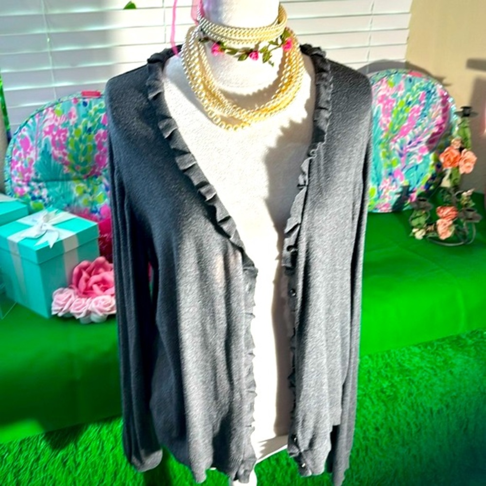 Kenneth Cole Reaction gray ruffle trim sweater 🎁
